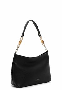 Czarna skórzana torba na ramię o fakturowanym wykończeniu, z łańcuszkowym uchwytem z przezroczystymi i bursztynowymi akcentami. Elementy metalowe w kolorze srebrnym.