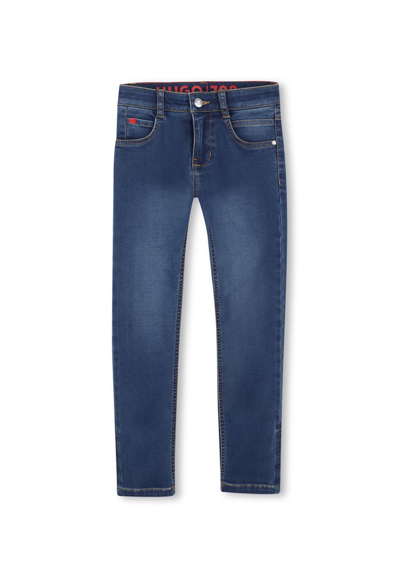 Jeans ajustados de denim azul oscuro con un ligero desvanecido, que cuentan con un cierre de botón, bolsillos delanteros y detalles de costura en naranja.