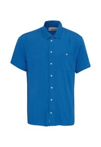 Camisa de manga corta abotonada en azul brillante, hecha de una tela liviana, con un solo bolsillo en el pecho y botones blancos.