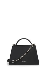 Borsa a mano in pelle nera con design angolare, manico superiore e tracolla in catena argentata removibile. Presenta un logo prominente sul davanti.