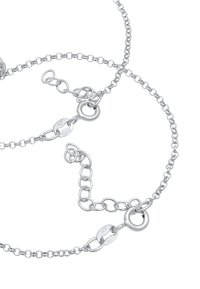 Collana in argento con maglie rotonde di dimensioni variabili e chiusura a moschettone. Marchiata con "925" per attestare l'autenticità dell'argento sterling.