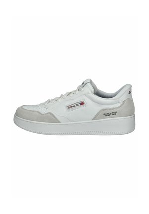 Witte sneaker met een bovenwerk van soepel leer en suède accenten. Kenmerken zijn een ronde neus, vetersluiting en een dikke rubberen zool. Merken op de zijkanten.