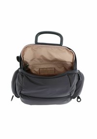 Sac en nylon noir matelassé, avec une texture lisse, une poignée supérieure et un intérieur beige comprenant une poche zippée et une étiquette de logo.