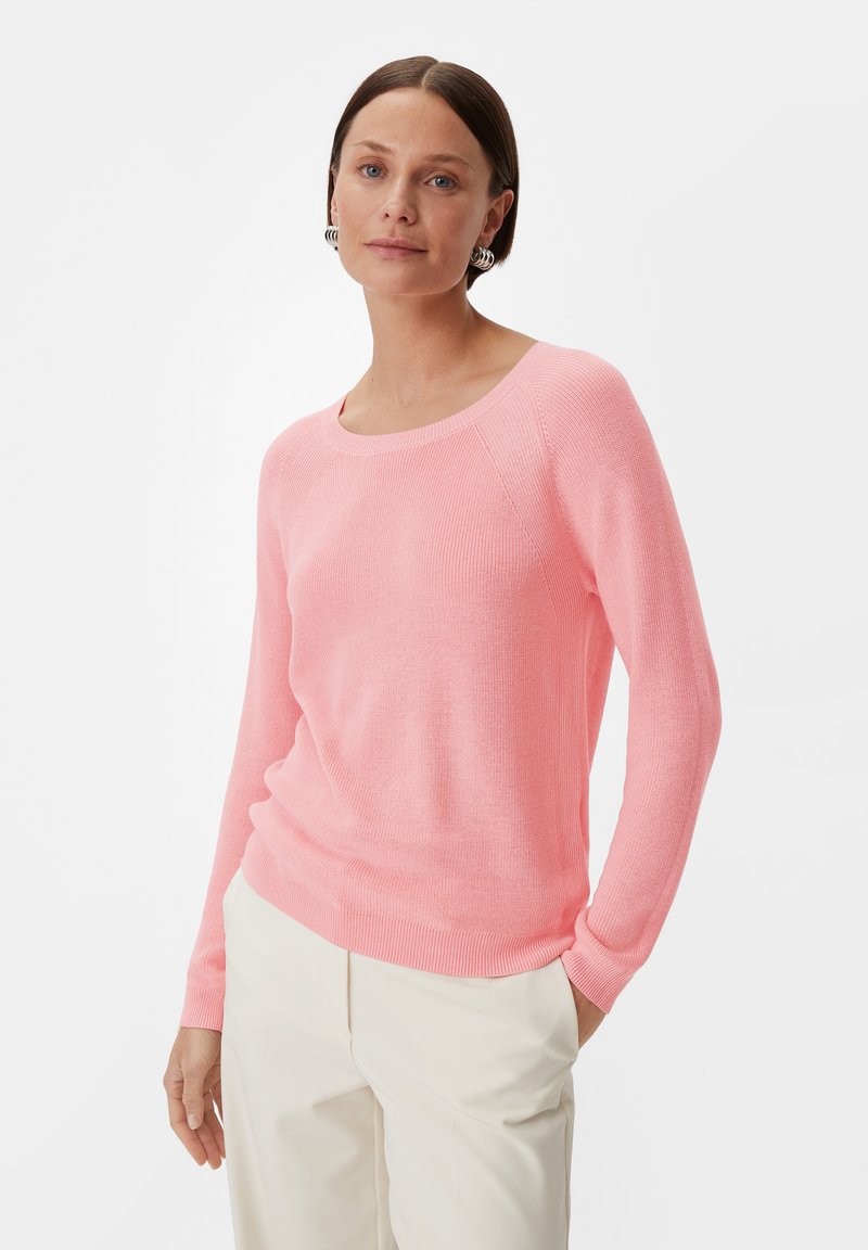 Hellrosa gestrickter Pullover mit Rundhalsausschnitt und langen Ärmeln, mit gerippten Bündchen und Saum. Hergestellt aus weichem, leichtem Material.