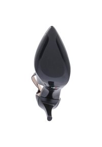 Zwarte lakleren hoge hak schoenen met een spitse neus, enkelbandje en een slanke stiletto hak. Gladde textuur, minimale afwerking.