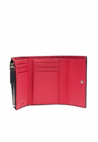 Billetera de cuero texturizado rojo con múltiples ranuras para tarjetas y un compartimento con cremallera. Acentos en negro contrastantes y un cierre de botón visible.