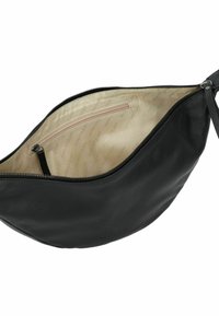 Borsa in pelle nera con chiusura a zip, forma leggermente curvata e una fodera interna beige con tasca interna.