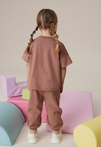 Next SHORT SLEEVE APPLIQUÉ - REGULAR FIT - T-shirts print - brown