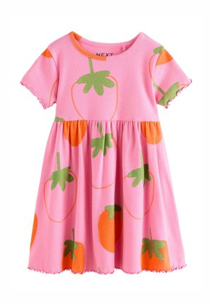 Vestido rosa de manga corta para niño pequeño con estampado de fresas en verde y naranja y bordes festoneados en las mangas y el dobladillo.