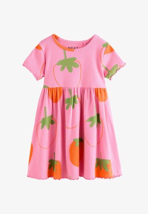 Rosa kurzärmeliges Kleid für Kleinkinder mit grünem und orangefarbenem Erdbeer-Print und wellenförmigen Abschlüssen an den Ärmeln und am Saum.