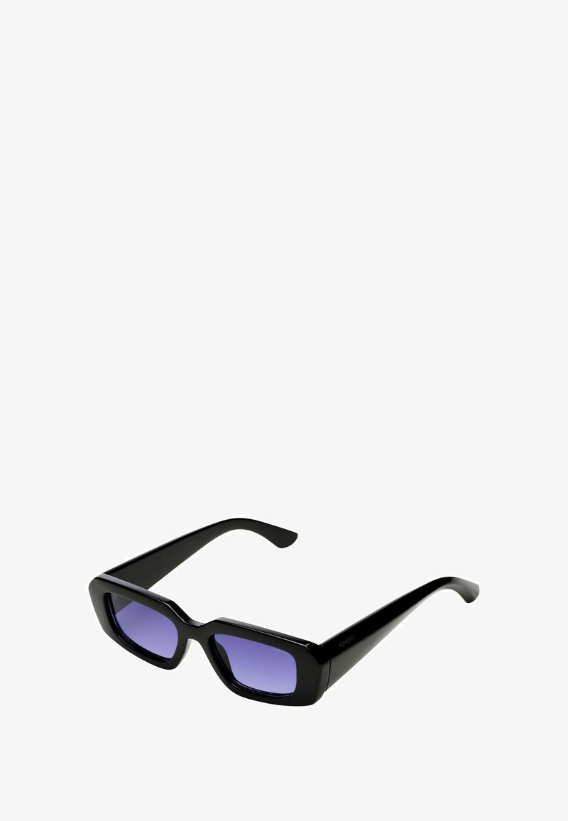Lunettes de soleil rectangulaires noires avec des montures épaisses, des verres teintés en violet et une finition brillante. Le design présente une large tige pour plus de stabilité.