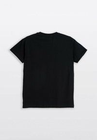 Czarna koszulka z krótkim rękawem i okrągłym dekoltem leży na płaskiej powierzchni, pokazując tył na jednolitym białym tle.