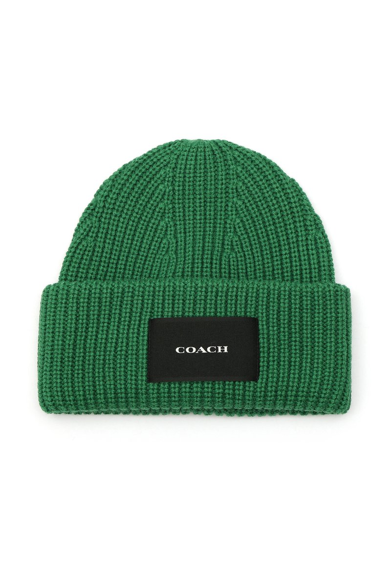 Berretto lavorato a maglia verde con texture a coste, dotato di un largo risvolto e di un'etichetta nera rettangolare con il logo "COACH".