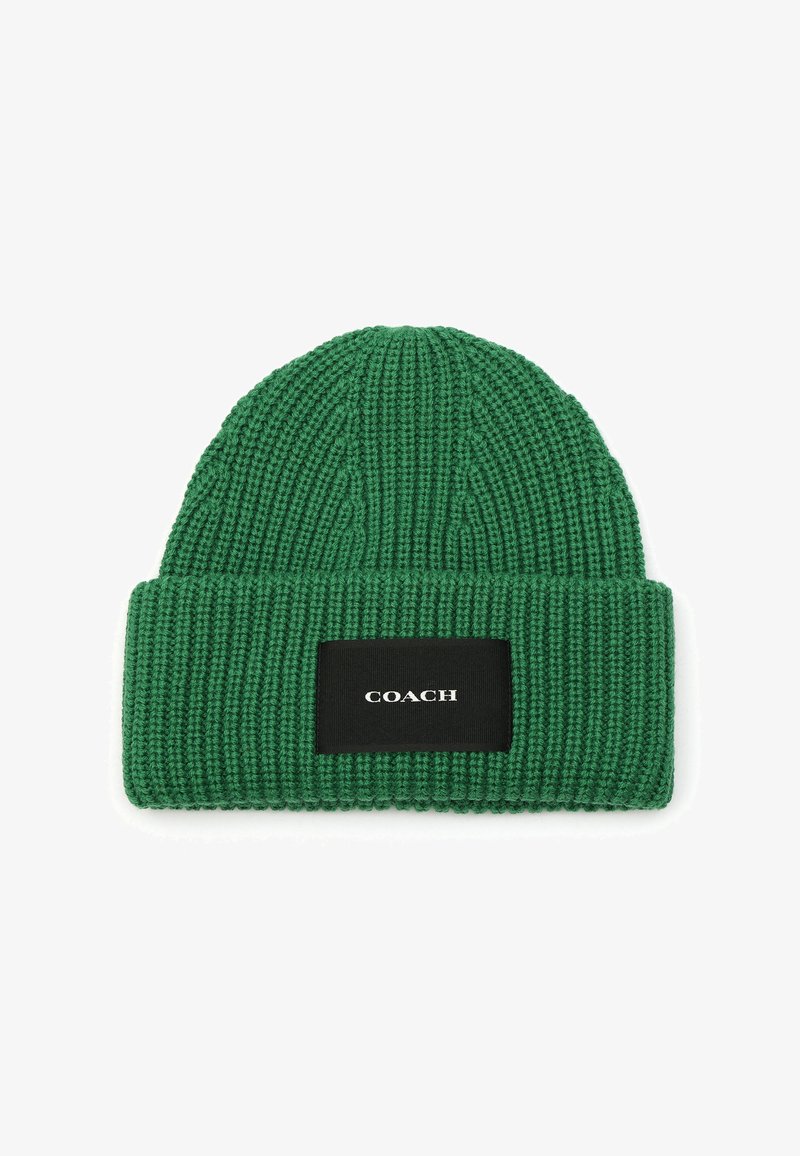Berretto lavorato a maglia verde con texture a coste, dotato di un largo risvolto e di un'etichetta nera rettangolare con il logo "COACH".