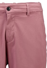 Pantaloni rosa chiaro realizzati in tessuto morbido, dotati di chiusura a bottoni, tasche frontali e una texture liscia, progettati per un abbigliamento casual.