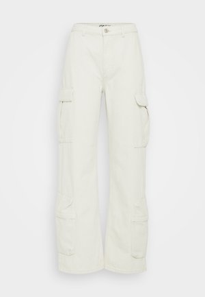 Kravas bikses off-white kokvilnā, ar platām kājām, sānu kabatām un pogām jostas vietā. Gluda tekstūra ar lietderības dizainu.