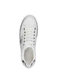 Baskets en cuir blanc avec bout rond, lacets blancs plats, œillets argentés et détail de logo sur le côté. Surface lisse et design minimal.