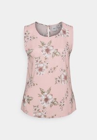 Mouwloze top van lichtroze stof met een bloemenpatroon van witte en beige bloemen. Ronde halslijn met knoopsluiting aan de achterkant.