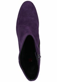 Botín de ante púrpura hasta el tobillo con punta afilada y cremallera lateral. Textura suave con una silueta elegante y diseño minimalista.