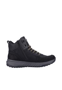 Schwarze Knöchelstiefel aus einer Kombination von glatten und strukturierten Materialien, mit goldenen Akzent-Schnürsenkeln, einem Reißverschluss und einer grauen Gummisohle mit Profilmustern.