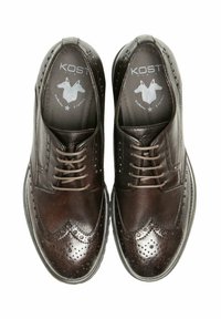 Chaussures habillées en cuir brun avec un design à bout ailé, des détails perforés et des lacets plats. Surfaces lisses et texturées avec une forme de bout arrondi.