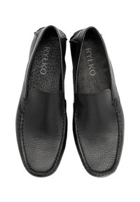 Mocasines de cuero negro con superficie texturizada, punta redondeada y costuras en contraste. El interior cuenta con una plantilla acolchada para mayor comodidad.