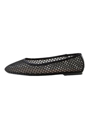 Schwarzer flacher Ballettschuh mit Fischernetz-Obermaterial und fester Sohle, im rechten Seitenprofil auf weißem Hintergrund dargestellt.