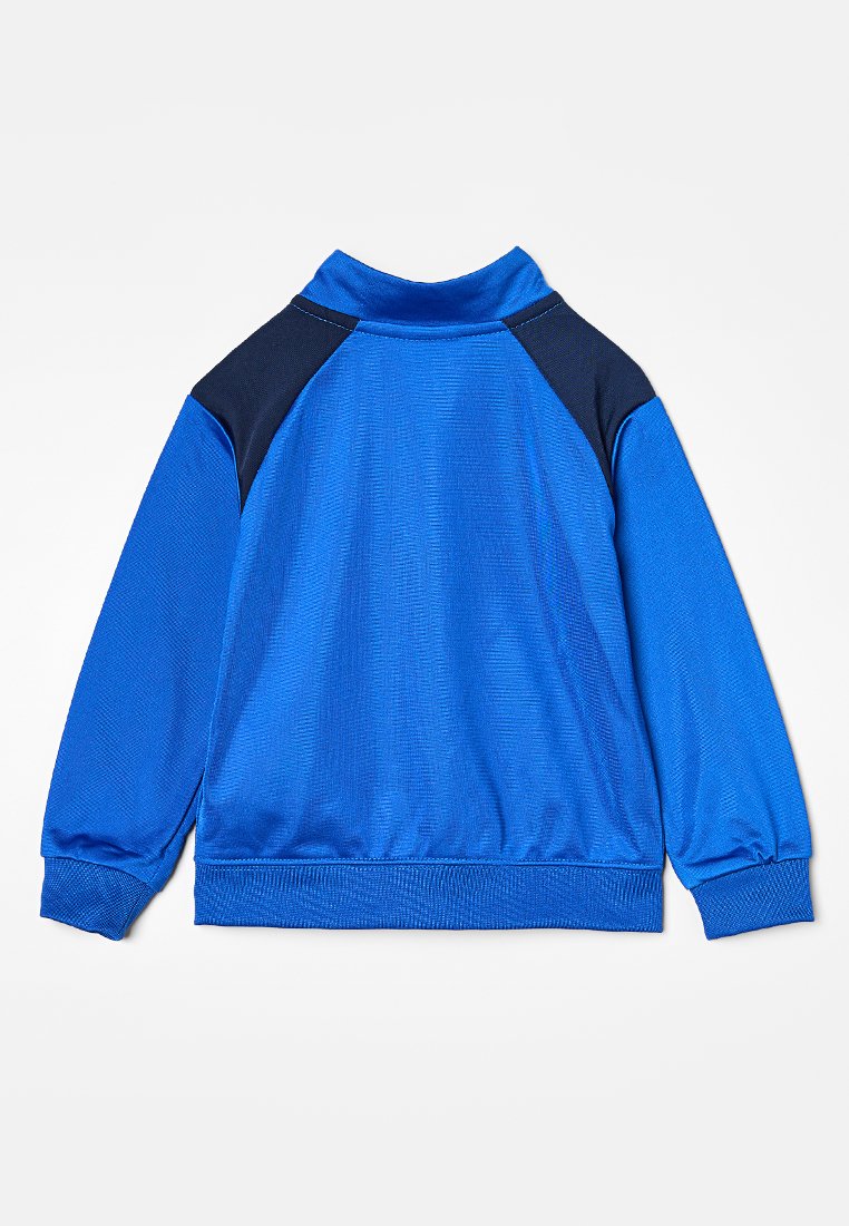 Giacca sportiva blu con colletto alto, maniche lunghe e dettagli contrastanti in blu navy sulle spalle. Realizzata in un tessuto liscio e texture.
