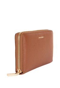 Portafoglio in pelle marrone con una finitura testurizzata, dotato di una cerniera dorata e un design elegante. Forma compatta con dettagli di branding minimi.