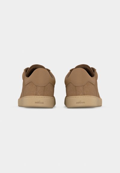 Ζευγάρι καμηλό μοκασίνια σουέντ εμφανιζόμενα από πίσω με μπεζ σόλες και "HOGAN" ανάγλυφο στη φτέρνα.