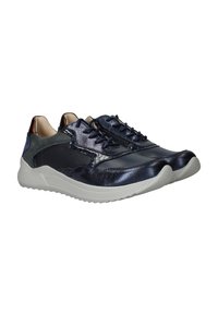 Marineblauwe leren sneakers met een textuur, contrasterende materialen, vetersluiting en een stevige witte rubberen zool.