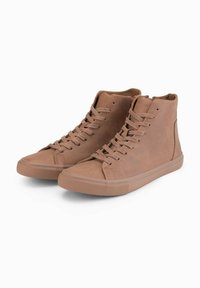 Hnědé vysoké tenisky vyrobené z hladké kůže s zavazováním na šněrování, mají gumovou podešev a minimalistický design.