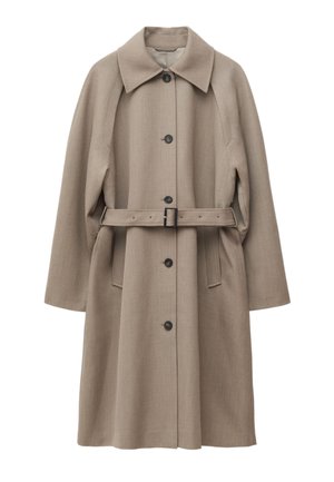 Lang beige wollen jas met brede kraag, zwarte knopen aan de voorkant, ceintuur met gesp in de taille en steekzakken, afgebeeld op een witte achtergrond.