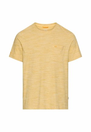 T-shirt jaune à manches courtes avec col rond, texture horizontale subtile et petite poche sur la poitrine, sur fond blanc.