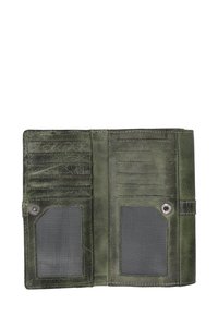 Grünes Lederportemonnaie mit strukturiertem Finish, ausgestattet mit mehreren Kartenfächern und zwei Netzfächern. Mit einem metallischen Druckverschluss gesichert.
