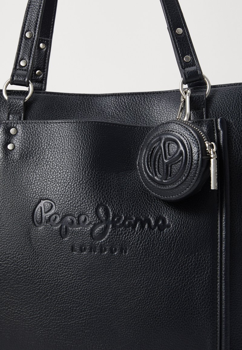 Sac fourre-tout en cuir noir avec logo "Pepe Jeans London" en relief, accents en métal, et une pochette ronde zippée assortie attachée.