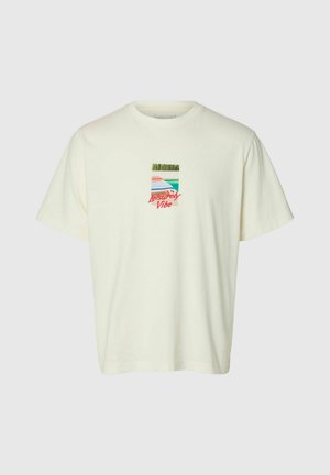 T-shirt à manches courtes de couleur crème avec un petit motif représentant une scène au bord de la piscine et le texte « Leisurely Vibe » en rouge sur la poitrine.