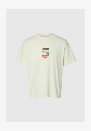 T-shirt à manches courtes de couleur crème avec un petit motif représentant une scène au bord de la piscine et le texte « Leisurely Vibe » en rouge sur la poitrine.