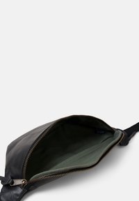 Schwarze Ledertasche mit matter Oberfläche, ausgestattet mit einem Reißverschluss, grünem Stofffutter und minimalistischem Design.