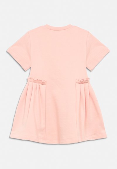 Hele roosa lühikeste varrukatega beebikleit ümmarguse kaelusega, volditud kangast detailid mõlemal pool vöökoha lähedal.