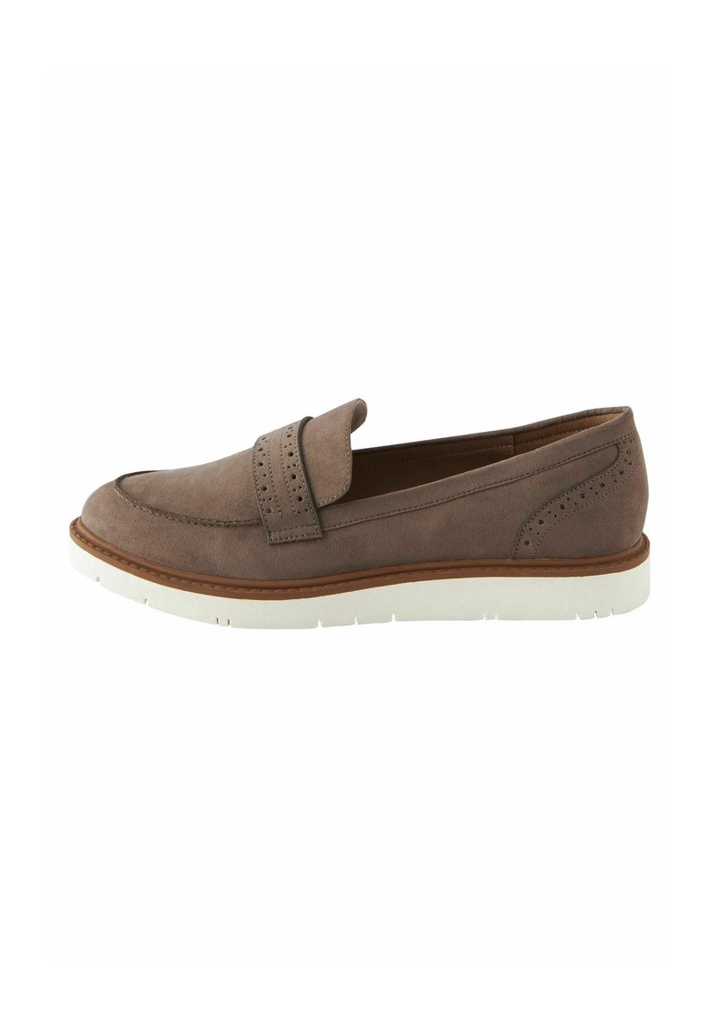 Scarpa slip-on in suede marrone con dettaglio a nastro perforato, punta rotonda, suola in gomma bianca e cuciture decorative lungo i bordi.