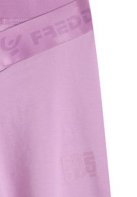 Leggings de color púrpura claro con textura suave, cintura ancha con logo en relieve y diseño ajustado para comodidad y soporte.