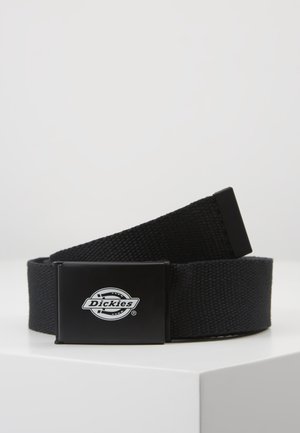 Czarny pleciony pasek materiałowy z czarną metalową klamrą z białym logo Dickies, umieszczony na białej powierzchni.