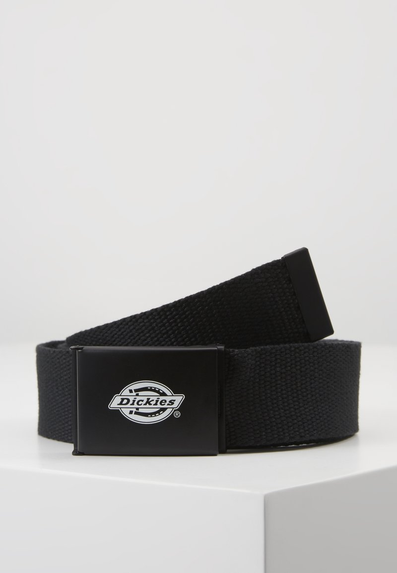 Ceinture en tissu tissé noir avec une boucle en métal noir affichant le logo blanc Dickies, placée sur une surface blanche.