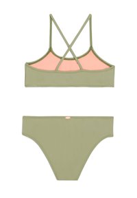 Set bikini verde oliva con design incrociato sulla schiena. Il top ha un interno rosa a contrasto, mentre il fondo presenta una forma semplice e senza cuciture.