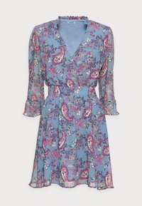 Kukkakuosiin kuuluva vaate, jossa on vaaleansininen läpikuultava kangas ja paisley-kuvioita vaaleanpunaisina ja purppurana, pitkillä hihoilla ja röyhelökauluksella.