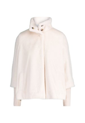 Cappotto in pelliccia sintetica bianca con colletto alto, caratterizzato da due chiusure a pulsante e polsini a maglia. Texture liscia senza motivi visibili.