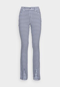 Calças checked com um padrão azul-marinho e branco, feitas de um tecido leve, com um design de perna reta, bolsos frontais e uma ligeira fenda na bainha.