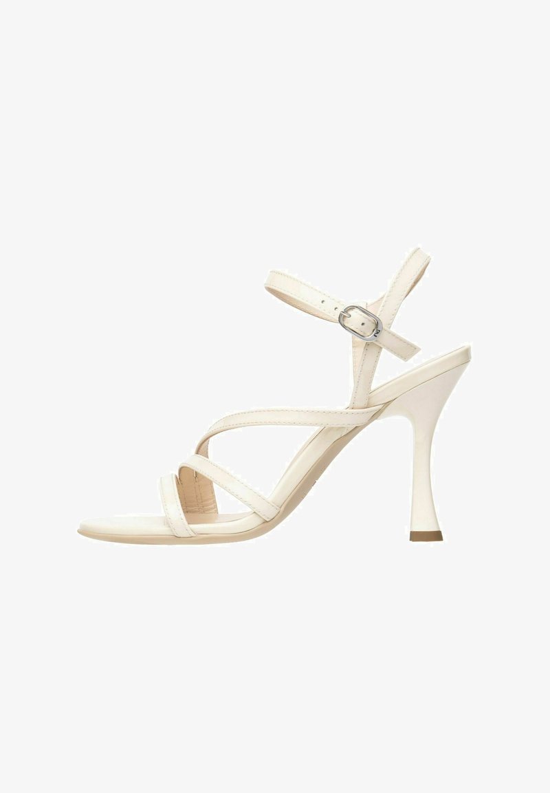 Hvide højhælede sandaler med stropper, glat overflade, justerbar ankelstrop og en tynd stiletto hæl. Enkel og minimalistisk design.