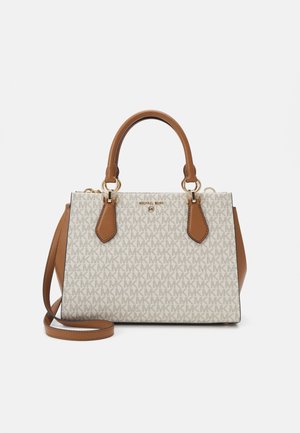 Sac à main bicolore avec un corps en tissu beige arborant un motif logo MK, des accents en cuir marron, des accessoires en métal doré et une bandoulière amovible.